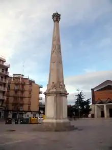 Obelisco carolino, conmemorativo de la batalla de Bitonto, 25 de mayo de 1734, que significó la victoria española sobre Austria, entronizando al futuro Carlos III como rey de Nápoles.