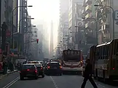 Avenida Corrientes y el Obelisco bajo el humo