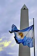 Obelisco y bandera argentina.