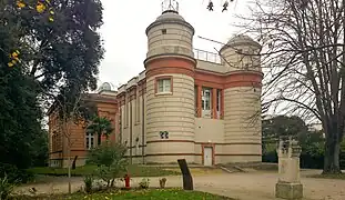 La fachada oriental del edificio de Urbain Vitry