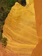 Ladera de ocre amarillo