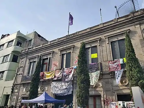Fachada de "Ocupa Casa de Refugio Ni Una Menos México" en la Ciudad de México