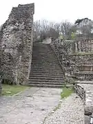 Escalera norte para acceder al corredor de servicio.