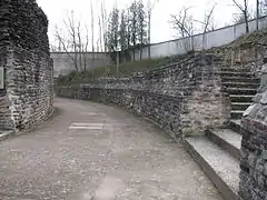 Corredor de servicio. A la derecha, escaleras de la calle de las tiendas.