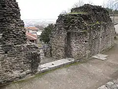 Una de las cinco puertas de entrada.