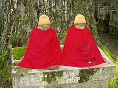 Dos Kṣitigarbha (bosatsu Jizō) en el Cementerio Okunoin.