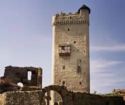 Torre del homenaje del castillo de Olbrück en Alemania.