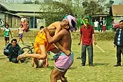 Como parte del festival deportivo de Yaosang, las personas mayores demuestran su habilidad en una forma tradicional de lucha conocida como mukna. Estos dos caballeros tenían más de 80 años.