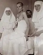 Grandes duquesas Olga (izquierda) y Tatiana Nikoláyevna tratando a un paciente (1915).