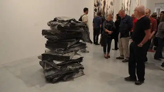 Anselm Kiefer, Shvirat Hakelim (El rompimiento de la vajilla), Museo de Arte de Tel Aviv, 2011. Los libros metálicos son alusiones a la cultura hebraica. Kiefer se interesa por el misticismo judío y la Cábala.