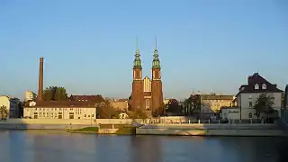 La catedral de Opole frente al río