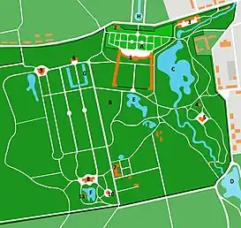 Mapa del parque en OranienbaumA - jardín Inferior; B - jardín Superior; C - Estanque Inferior; D - Estanque Superior; E - Estanque de las carpas; F - Estanque Chino; H - Canal marino 1 - Gran Palacio Ménshikov ; 2 - galería de pinturas; 3 - Casas Inferiores; 4 - Puertas de Honor de la fortaleza de Peterstadt; 5 - Palacio de Pedro III; 6 - Pabellón de Kámennoe zalo; 7 - Establos; 8 - Palacio Chino; 9 - Pabellón de Katálnaya Gorka; 10 - Pabellón Cocina China; 11 - Pérgola