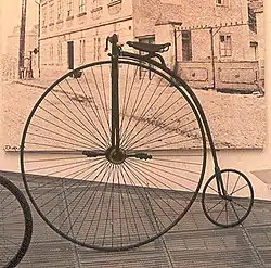 Una bicicleta penique-comino u ordinario fotografiado en el museo de Škoda Auto en la República Checa