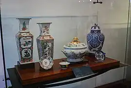 Porcelana oriental en exhibición.