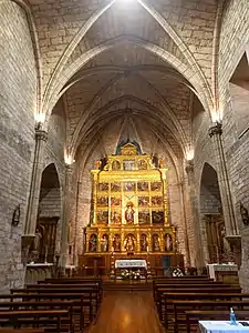 Nave del templo, con el presbiterio al fondo