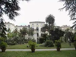 Fachada de la Villa Corsini vista del parque