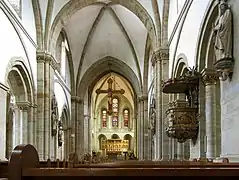 Interior con cruz triunfal de 1230