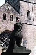 Estatua del Löwenpudel ('caniche león'), frente a la catedral