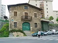 Un antiguo caserío en la avenida Pau Casals.