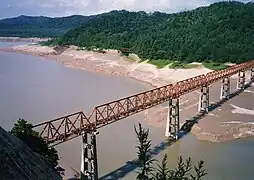 El puente Sangen, un puente ferroviario abandonado en el bosque Ōyūbari (Japón)