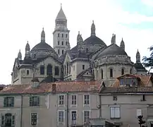 Cúpulas y torretas añadidas a la Catedral de San Frontis por Paul Abadie a mediados del siglo XIX.