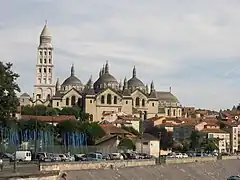 La planta de la iglesia de Saint Front, en Périgueux, estuvo influida por la arquitectura bizantina vista por los cruzados. La apariencia actual debe mucho a Paul Abadie, su restarurador en mitad del siglo XIX.