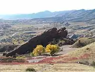 Característica en capas en Red Rocks Park, Colorado. Este tiene un origen diferente al de Marte, pero tiene una forma similar. Las características de la región de Red Rocks fueron causadas por el levantamiento de montañas