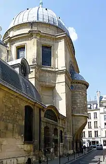 Capilla de la Virgen con el nicho en ménsula de Charles De Wailly sobre la rue Garancière (lado este).