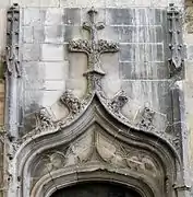 Puerta de estilo gótico flamígero