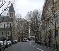 La avenida Simón Bolívar al nivel de la iglesia Saint Georges de la Villette.