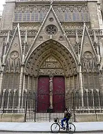 Gablete en una puerta del transepto de Notre Dame (París).