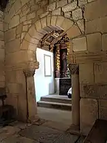 Arco de herradura y chambrana en la capilla de São Pedro de Balsemão (Lamego).