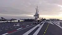 Representación de la vista desde la cabina de vuelo, con las distintivas marcas de aterrizaje francesas.