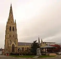 Iglesia de Saint-Vaast de Hondschoote, estilo gótico flamenco marítimo en ladrillo amarillo