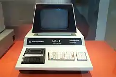 El primer Commodore PET, el PET 2001 (1977). Nótese el grabador de casete y el teclado tipo calculadora.