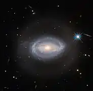 Cuásar Z 229-15: una galaxia espiral que contiene un núcleo galáctico activo (AGN)