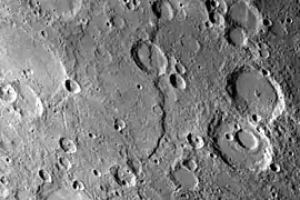Una fractura en el terreno mercuriano, Discovery Scarp, de unos 350 km. de largo