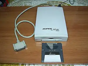 Unidad SuperDisk con puerto paralelo y disquete LS 120.
