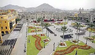 El jirón en la Plaza de Armas, con el Palacio de Gobierno