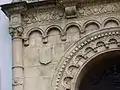 Detalle de la puerta de que da al paseo de las Delicias donde vemos un escudo con barras y estrellas