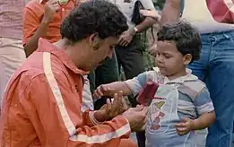 Pablo Escobar y su hijo en 1979.