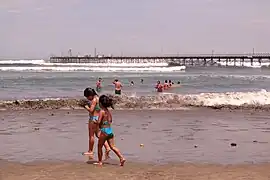 Playa y muelle de Pacasmayo