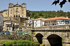 Puente e iglesia de Padrón.