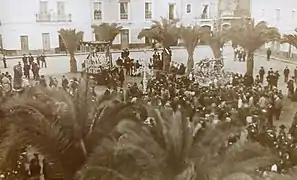 Pasos de la Cofradía de Padre Jesús en la Plaza de la Laguna en la década de los años 20 del siglo pasado.