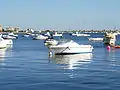 Barcos fondeados. Al fondo se encuentran las Salinas.