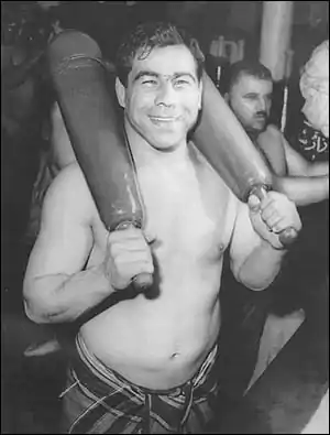 El luchador iraní Gholamreza Tajtí con mazas, 1957