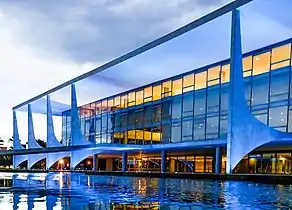 Palácio do Planalto, sede del poder ejecutivo del Gobierno Federal brasileño, iluminado de azul.