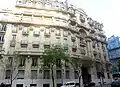 Fachada frontal del edificio Estrugamou en la intersección de la calle Arroyo y Juncal.