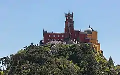 Vista del palacio y su torre.