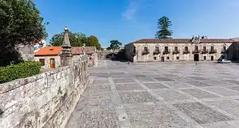 Vista parcial del pazo en la plaza.